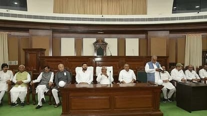 Bihar News : बयानबाजी से परेशान नीतीश ने अब राजद कोटे के MLC को शांति का दिया संदेश, बोले- आप उनके करीबी हैं Bihar : CM Nitish Kumar reprimanded MLC Sunil Singh, instructed to remain calm.