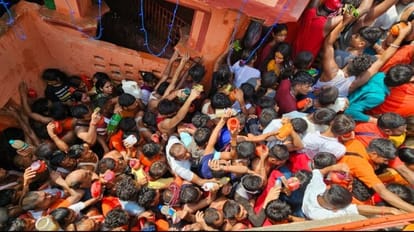 Bihar: On the first Monday of Sawan Shiva devotees gathered at the Ajgaibinath temple in Sultanganj.