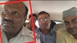 Bihar Police : थाना के कमरे में ले रहा था रिश्वत, निगरानी टीम ने दारोगा को 1 लाख रुपये लेते हुए रंगे हाथ दबोचा Bihar Police : The surveillance team caught the inspector red-handed taking a bribe of one lakh rupees.