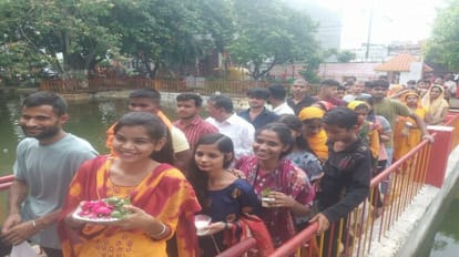 sawan somwar huge crowd of devotees reached shiv temples for jalabhishek in bareilly