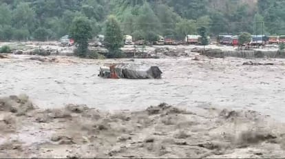 Kullu Floods: ब्यास की बाढ़ में बह गए थे नौसेना के तीन अफसर, दो के शव बरामद, एक लापता Three Navy officers swept away in kullu Beas flood, bodies of two recovered, one missing