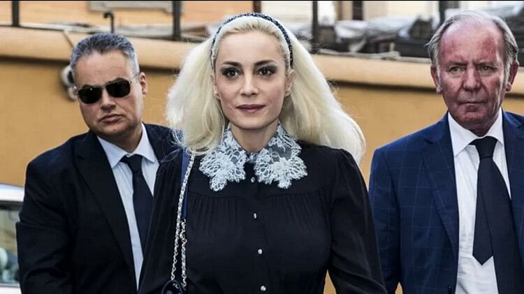 Italy: इटली के दिवंगत पीएम ने अपनी 33 साल की प्रेमिका के लिए छोड़ी इतनी बड़ी रकम, वसीयत पढ़कर रह जाएंगे दंग Ex-Italian PM Leaves Over ₹ 900 Crore To 33-Year-Old Girlfriend In His Will