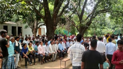 जंगल कौड़िया-जगदीशपुर रिंग रोड का मामला: पंचायत में जुटे किसानों ने फिर रुकवाया सर्वे, हंगामे देख लौटे अफसर Case of Jungle Kauria Jagdishpur Ring Road Farmers gathered in Panchayat again stopped survey