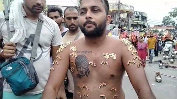 devotion and patriotism seen in Kanwar, Vijay Hindustani brought Kanwar by pinning 51 tricolors on his body