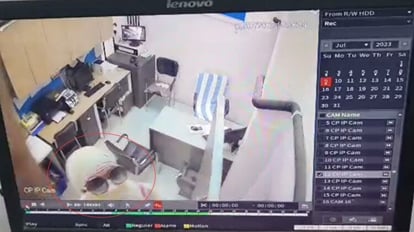 21 lakh rupees theft in Vishal Mega mart in Lucknow.