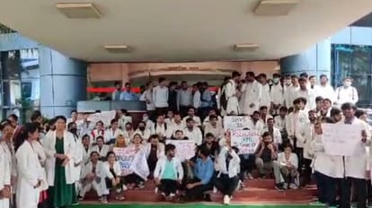 Lucknow: एनएमसी की मान्यता न मिलने से परेशान एमबीबीएस छात्र, धरना प्रदर्शन पर उतरे Dr Lohia institution students protest in Lucknow.