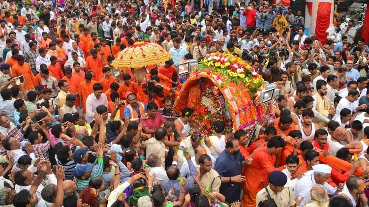 Ujjain Mahakal Sawari Live: Mahakal returning to the temple after aarti at Shipra Ghat, millions of devotees arrived, watch live