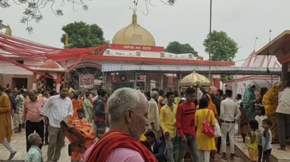 Sawan Somwar 2023: सोमेश्वर नाथ महादेव मंदिर में पहली सोमवारी को उमड़े श्रद्धालु; नए जोडों ने भोले से की कामना On first Monday of Sawan, crowd of devotees thronged Someshwar Nath Mahadev Temple in Areraj East Champaran