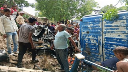 Tempo and tanker collided, four people died, condition of five critical In Pratapgarh