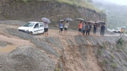 Himachal Rain: चार किमी पैदल चला दूल्हा, बिना मुहूर्त लिए सात फेरे, दुल्हन के घर ही रुके 45 बराती himachal sirmour news: Barat stuck amid heavy rain in sirmour himachal pradesh
