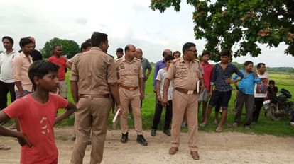 Jaunpur: युवक की सिर कटी लाश मिलने से क्षेत्र में सनसनी, पुलिस कर रही शव की शिनाख्त Sensation in area after dead body of young man found jaunpur police