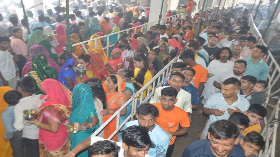 fair of Rajeshwar Mahadev has started in Agra devotees performed Jalabhishek of Lord Shiva