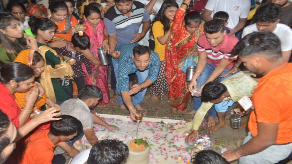 fair of Rajeshwar Mahadev has started in Agra devotees performed Jalabhishek of Lord Shiva
