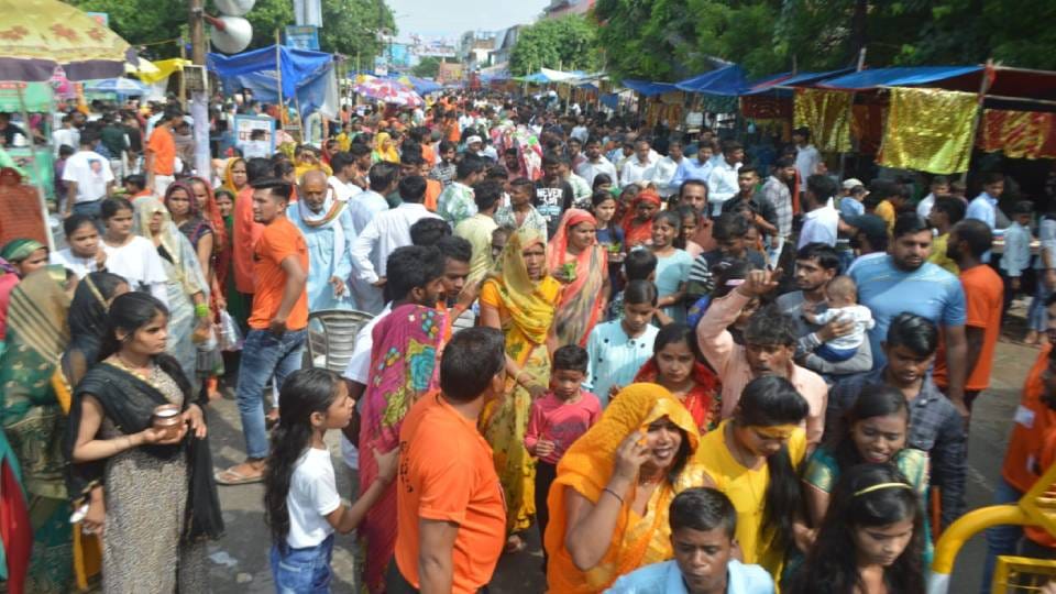 fair of Rajeshwar Mahadev has started in Agra devotees performed Jalabhishek of Lord Shiva
