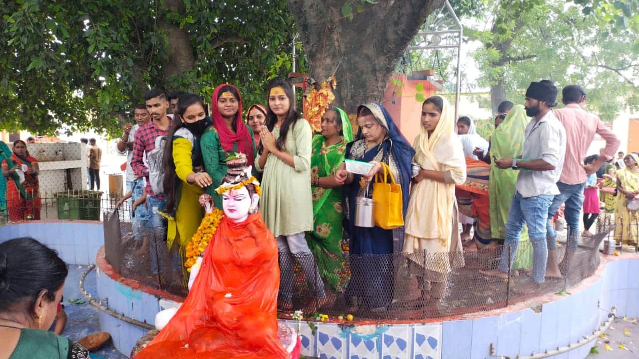 Sawan Somwar Purvanchal echoed with cheers of Har Har Mahadev in shiva temple