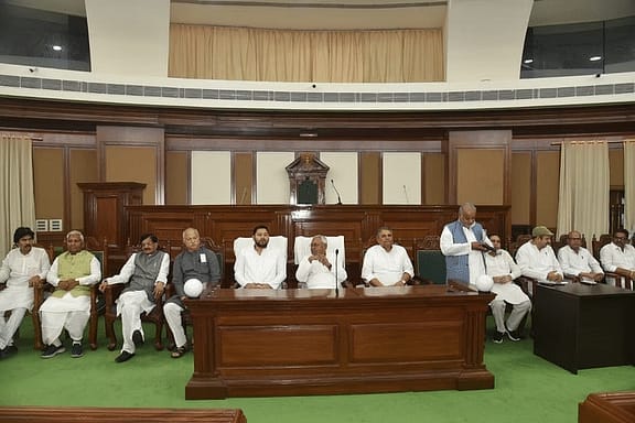 Bihar : CM Nitish Kumar reprimanded MLC Sunil Singh, instructed to remain calm.