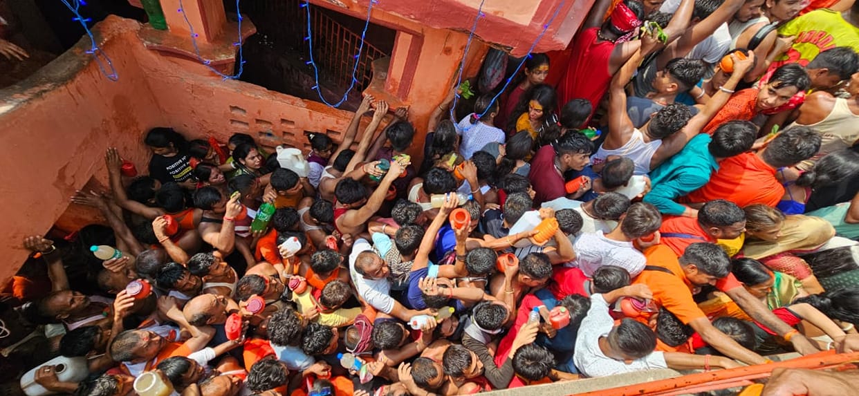 Bihar: On the first Monday of Sawan Shiva devotees gathered at the Ajgaibinath temple in Sultanganj.