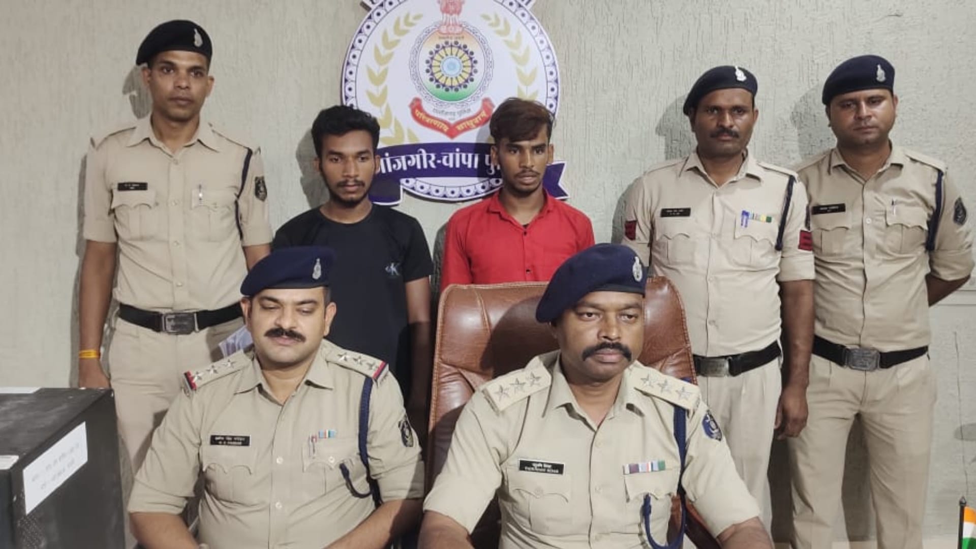 पुलिस गिरफ्त में आरोपी।