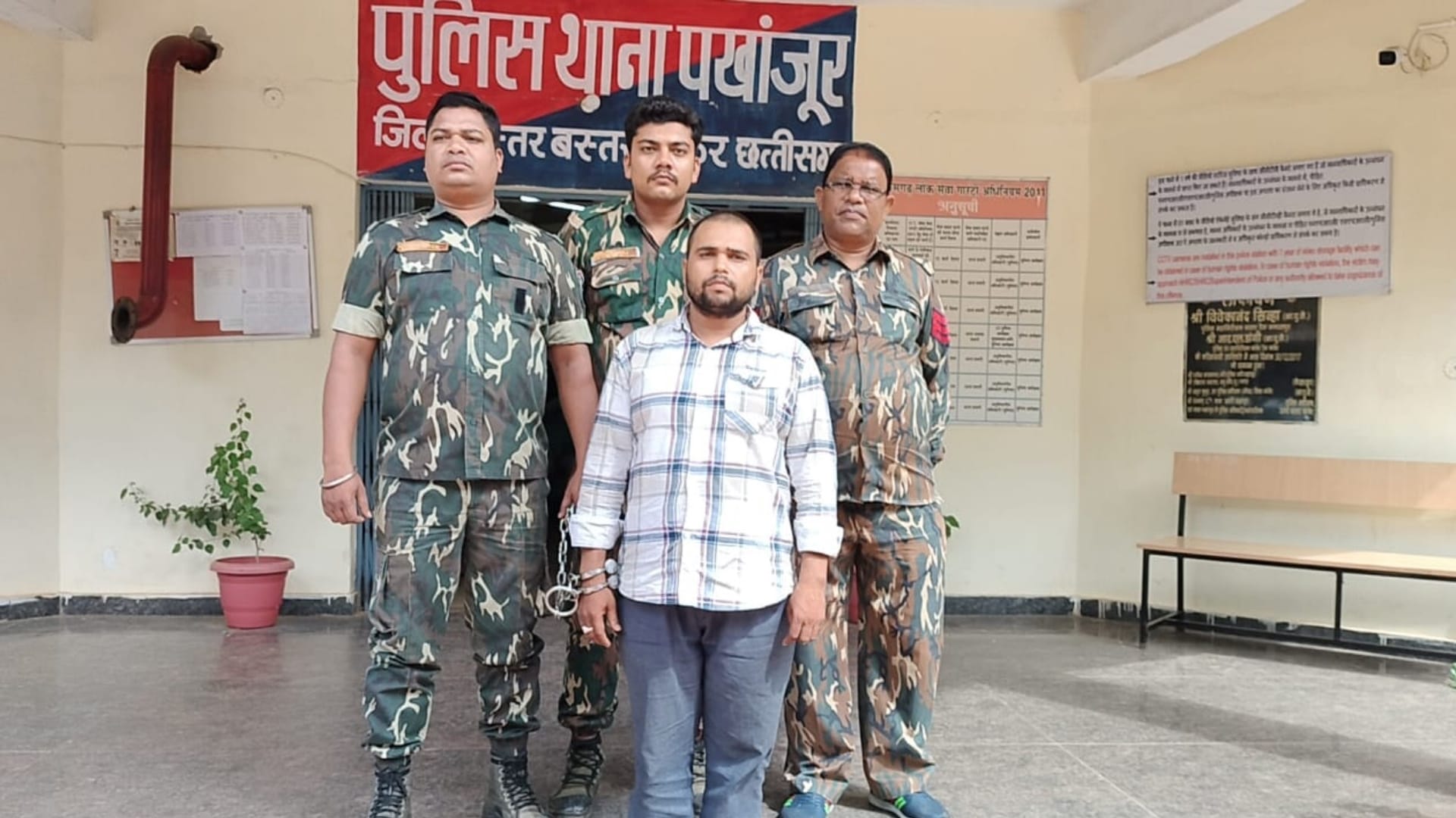 पुलिस गिरफ्त में आरोपी।