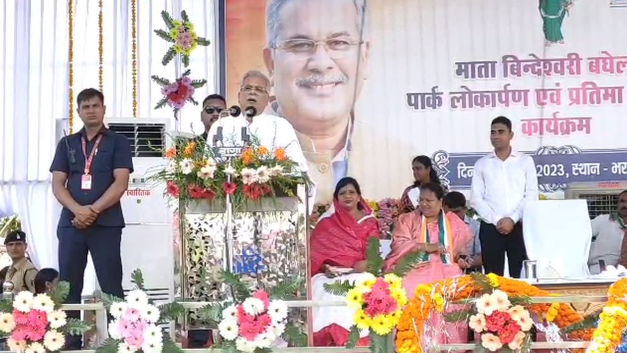CM Bhupesh Baghel inaugurated park named after his mother Bindeshwari and unveiled statue in balod