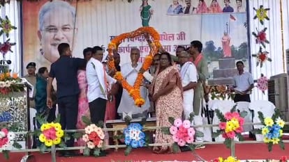 CM Bhupesh Baghel inaugurated park named after his mother Bindeshwari and unveiled statue in balod