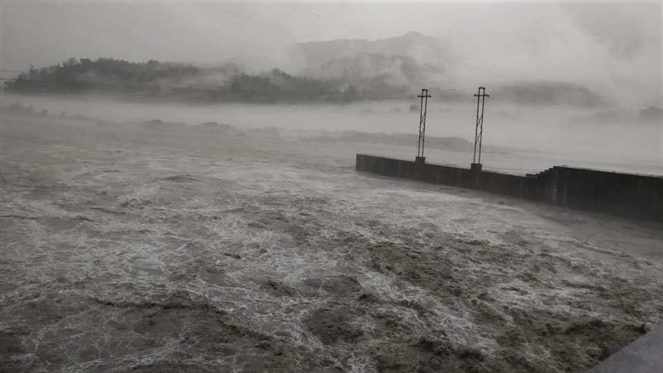 Dehradun Rainfall Two lakh cusecs of water released from Dakpathar barrage into Yamuna danger of flood in Delh