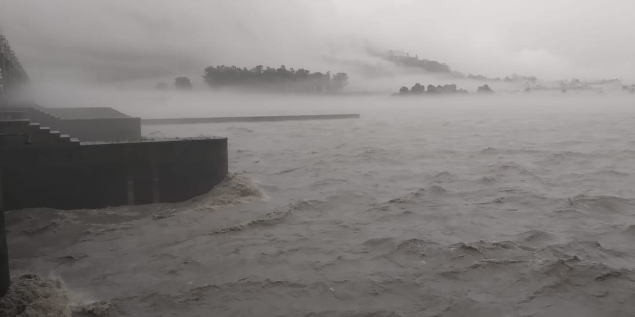 Dehradun Rainfall danger of flood in Delhi after water released from Dakpathar barrage Continue into Yamuna