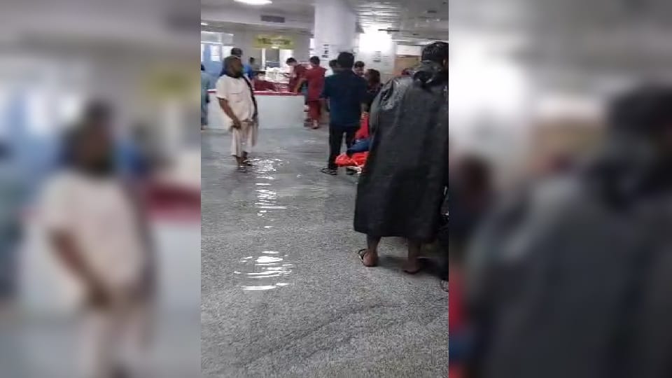Uttarakhand Weather Heavy Rainfall in Rishikesh Water entered in AIIMS Rishikesh  emergency ward