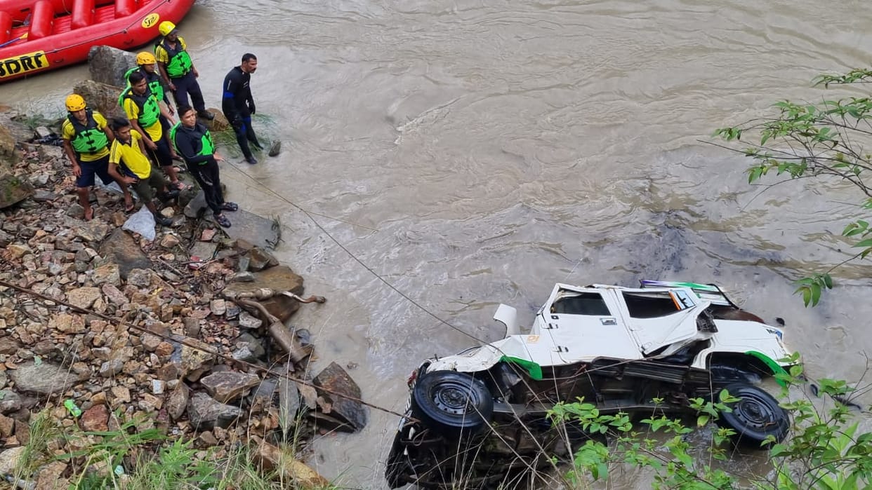 Rishikesh Accident  Pilgrims vehicle recovered from 15 feet deep in Ganges no clue found of all three missing