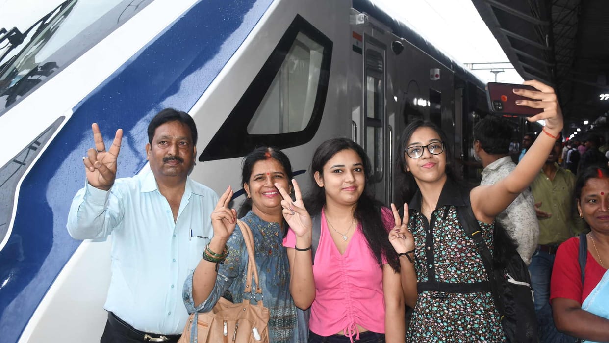 Vande Bharat First selfie with loved ones then journey