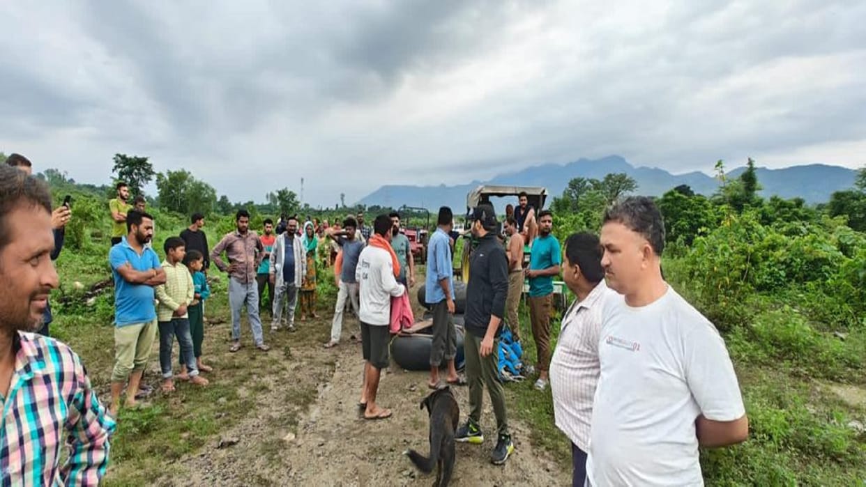 Himachal news Rescue team rescued 32 people of three families trapped in island in Paonta Sahib, Sirmaur