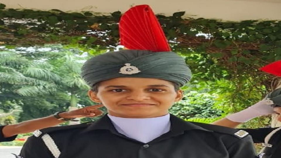 Jasmine, the first female boxer in the army, completed basic training