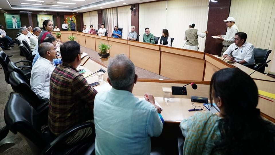 Delhi Flood Situation: CM Arvind Kejriwal Called A Meeting After Heavy Rains News in Hindi