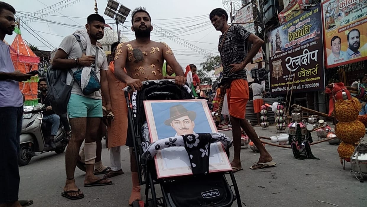 devotion and patriotism seen in Kanwar, Vijay Hindustani brought Kanwar by pinning 51 tricolors on his body