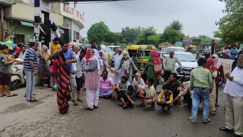 Troubled by mud created due to rain in Sonipat, people of Sundar Sanwari blocked road