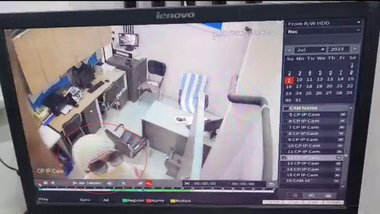 21 lakh rupees theft in Vishal Mega mart in Lucknow.