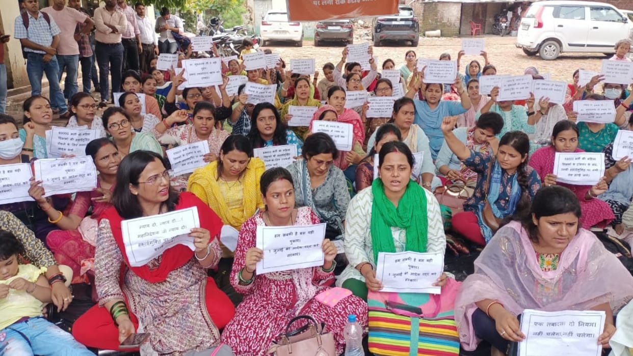 69000 teachers applicants protest near shiksha nideshayala in Lucknow.