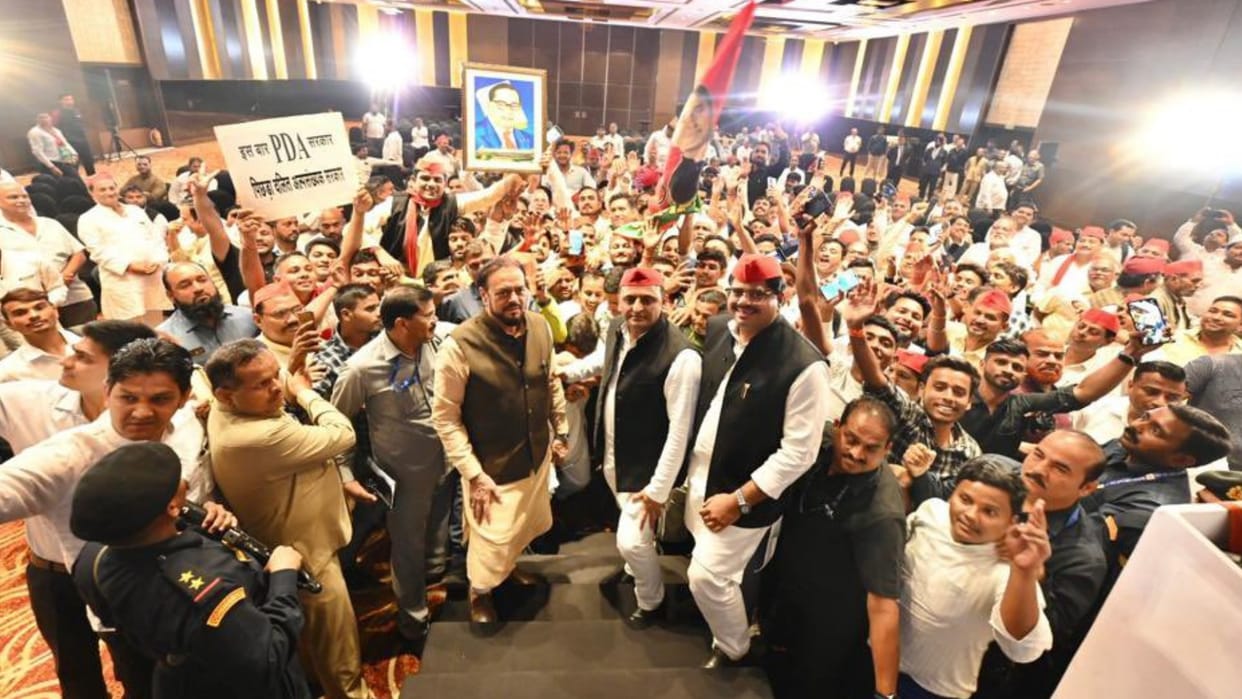 Lucknow News: Akhilesh Yadav met SPs in Mumbai, supporters waved Ambedkar's picture