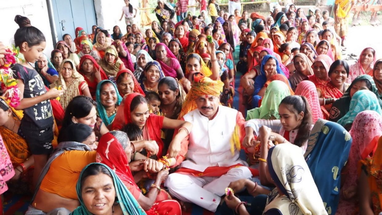 MP Politics: Higher Education Minister Dr. Mohan Yadav celebrated Raksha Bandhan festival 52 day ago in Ujjain