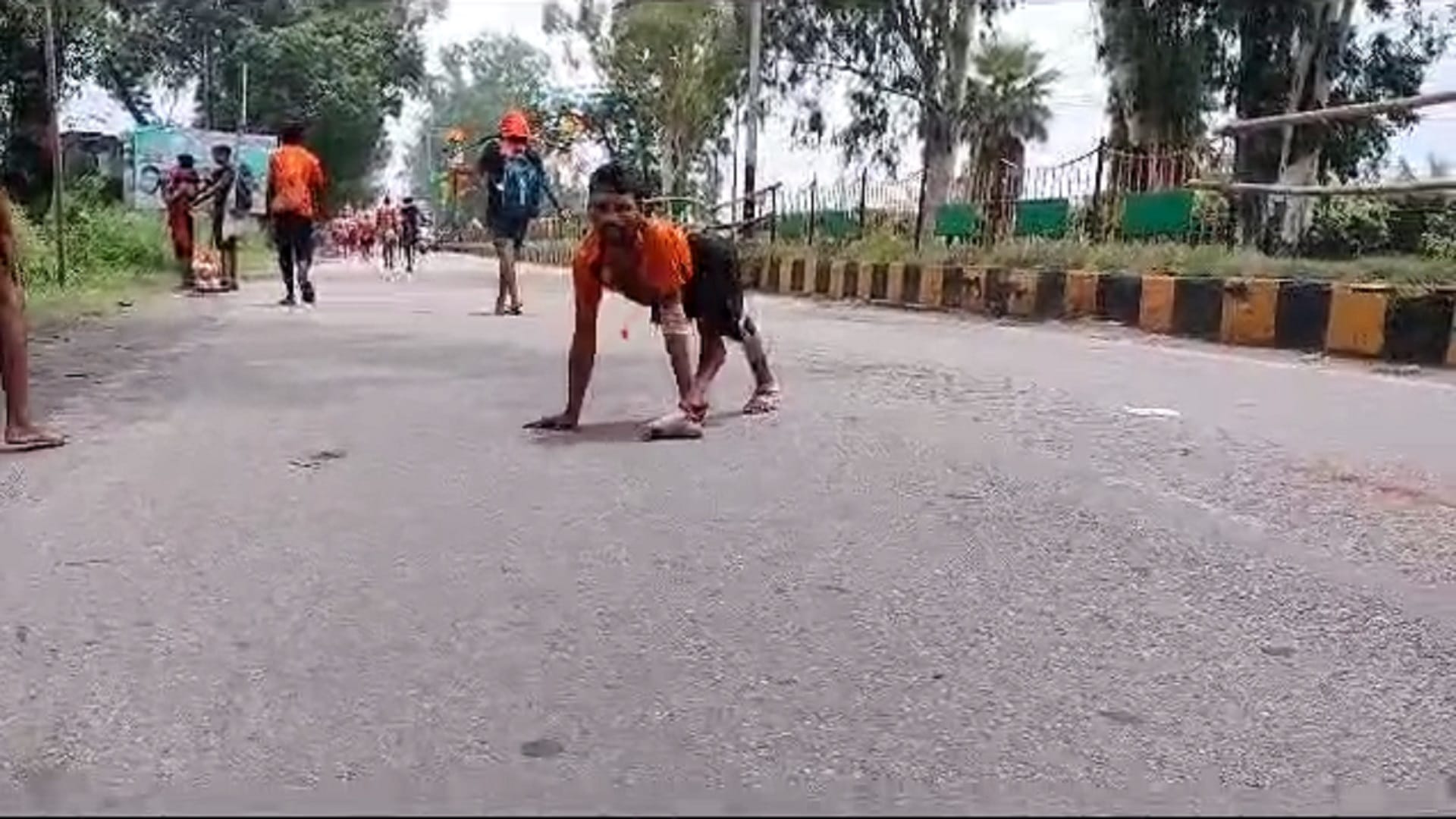 Divyang Lakhan Singh of Delhi walking 25 kms in a day with Kanwar from Haridwar, see photos