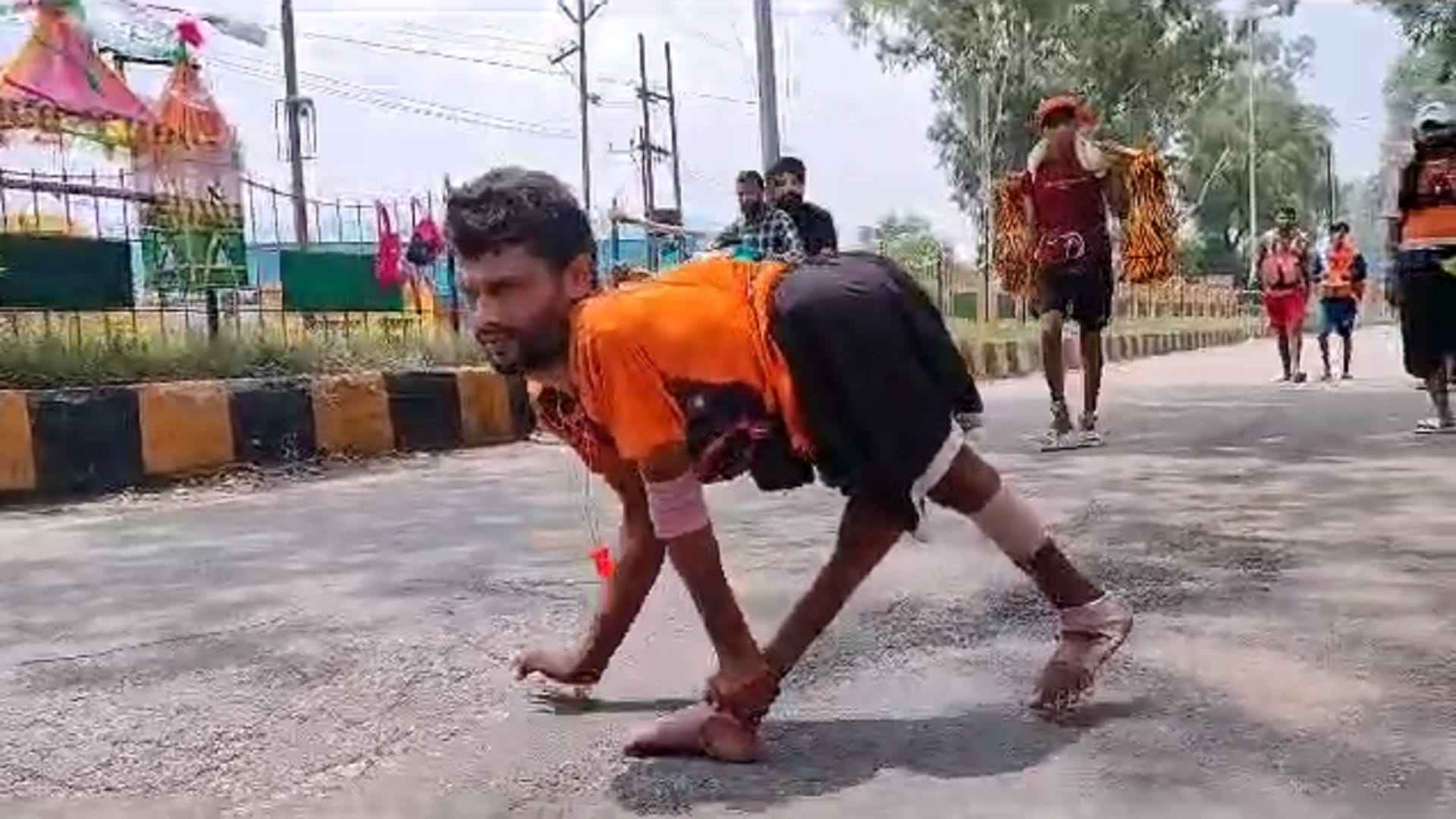 Divyang Lakhan Singh of Delhi walking 25 kms in a day with Kanwar from Haridwar, see photos