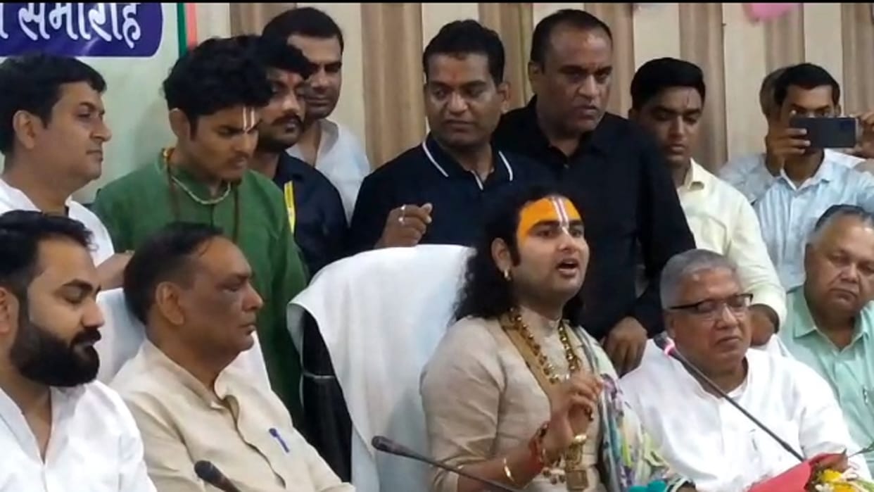 Aniruddhacharya Maharaj said do not work for yourself but for general public, stay away from corruption
