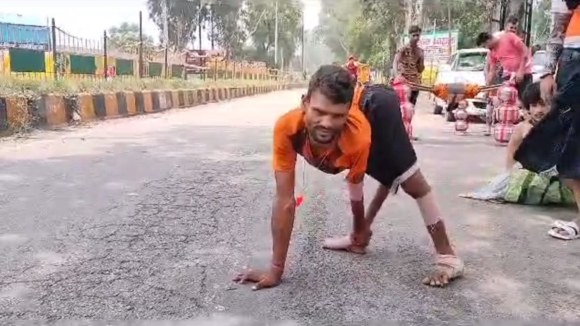Divyang Lakhan Singh of Delhi walking 25 kms in a day with Kanwar from Haridwar, see photos