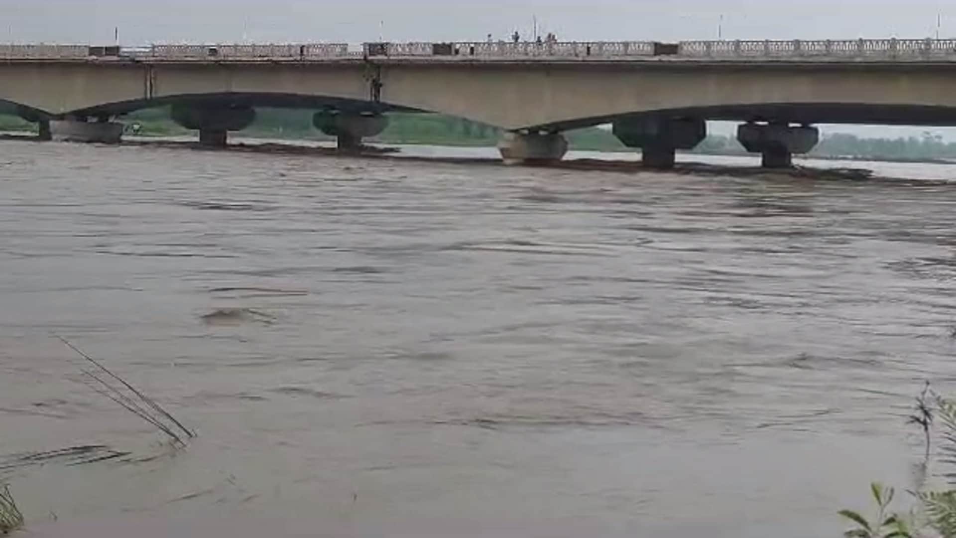 UP: Peoples of West UP are in danger due to excess water in rivers including Yamuna