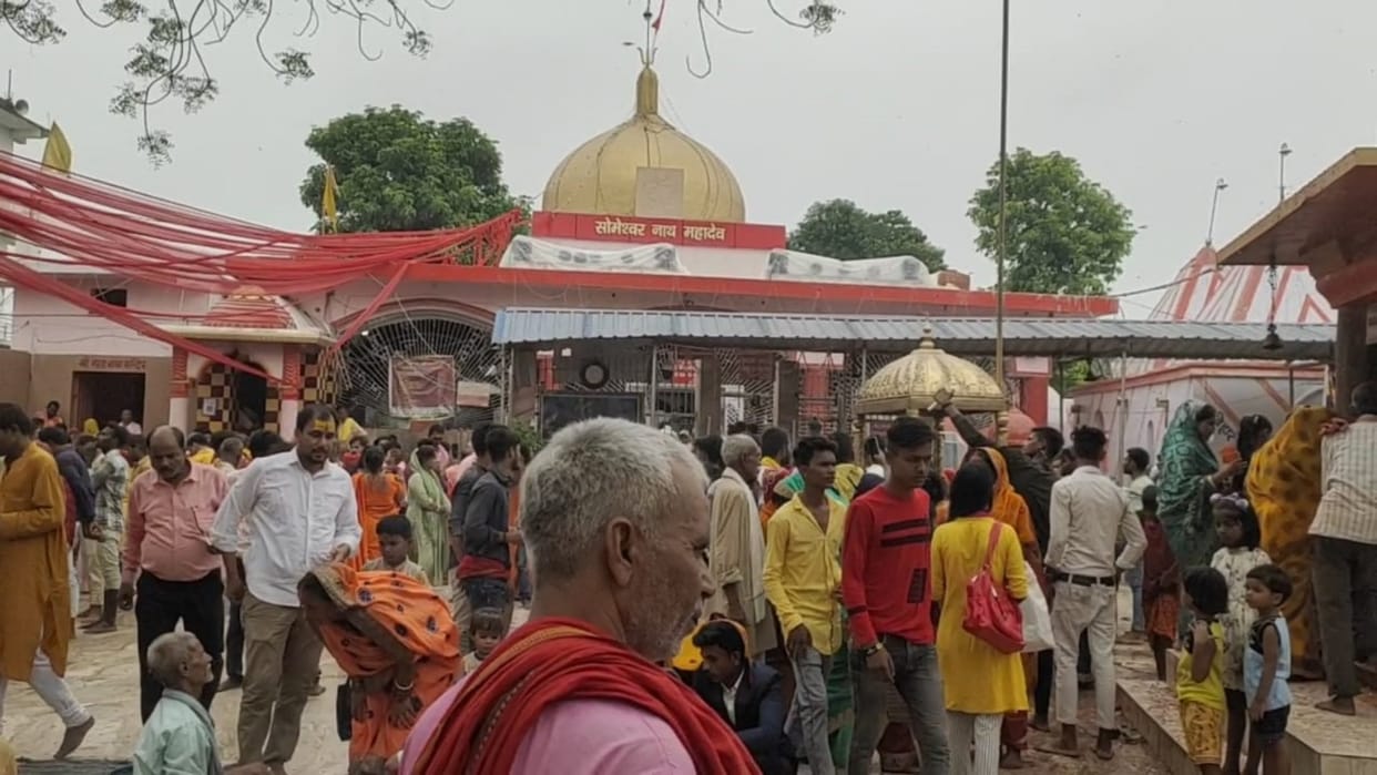 On first Monday of Sawan, crowd of devotees thronged Someshwar Nath Mahadev Temple in Areraj East Champaran