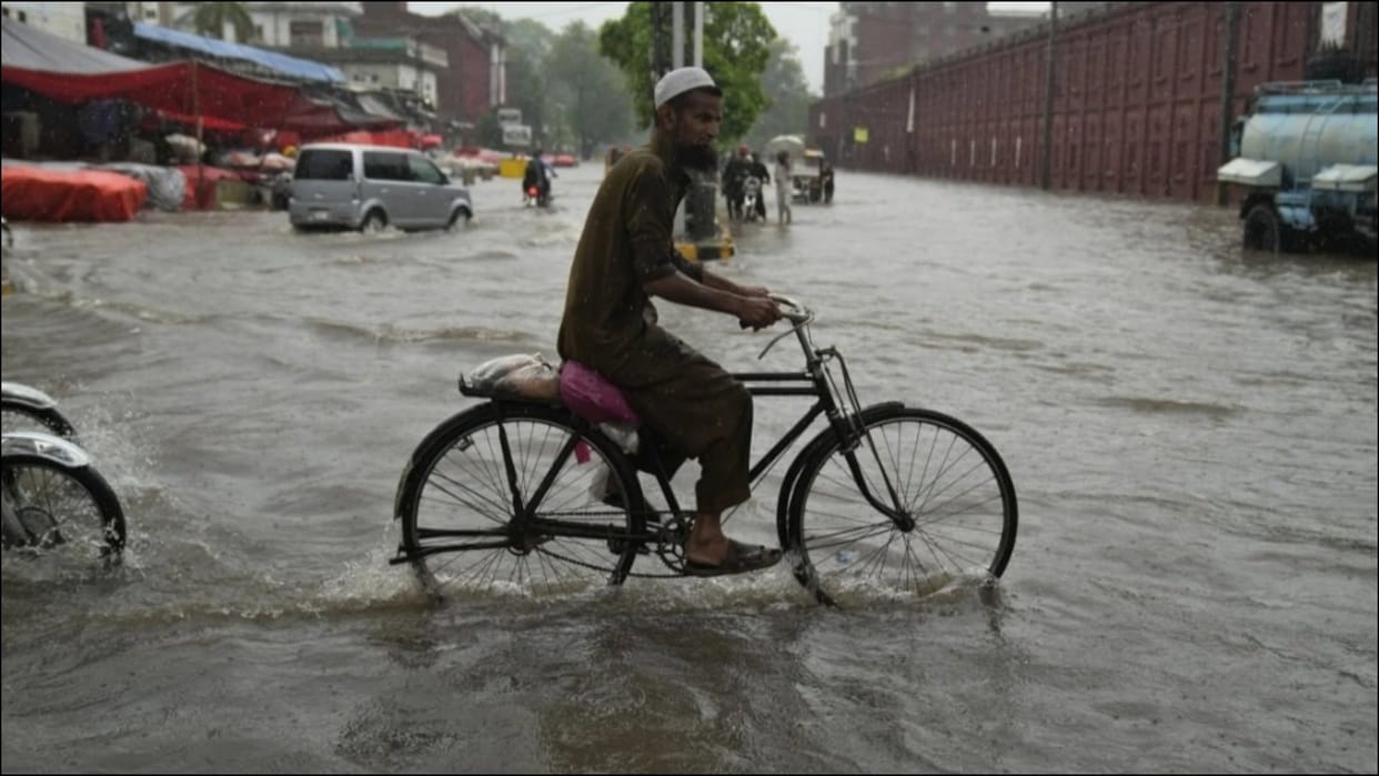 Heavy monsoon rains in Pakistan at least 76 killed in two weeks world news in hindi