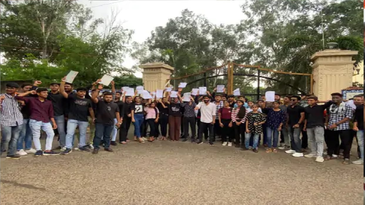 80 percent students fail in BCA first year in RSU raipur,  NSUI protest