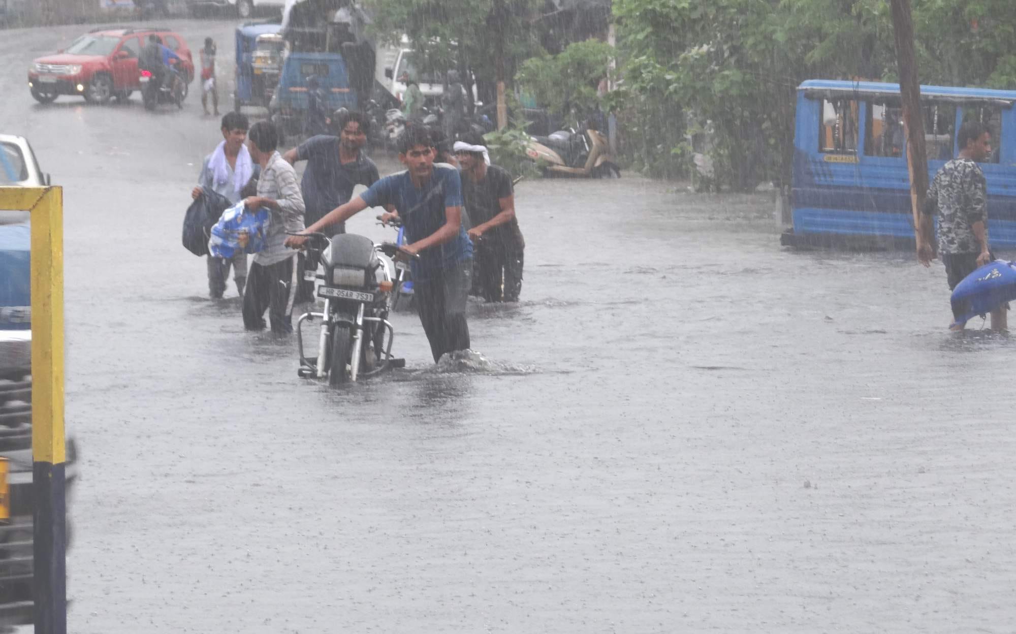 Uttarakhand Weather Heavy Rainfall in Rishikesh city became a pond after waterlogging
