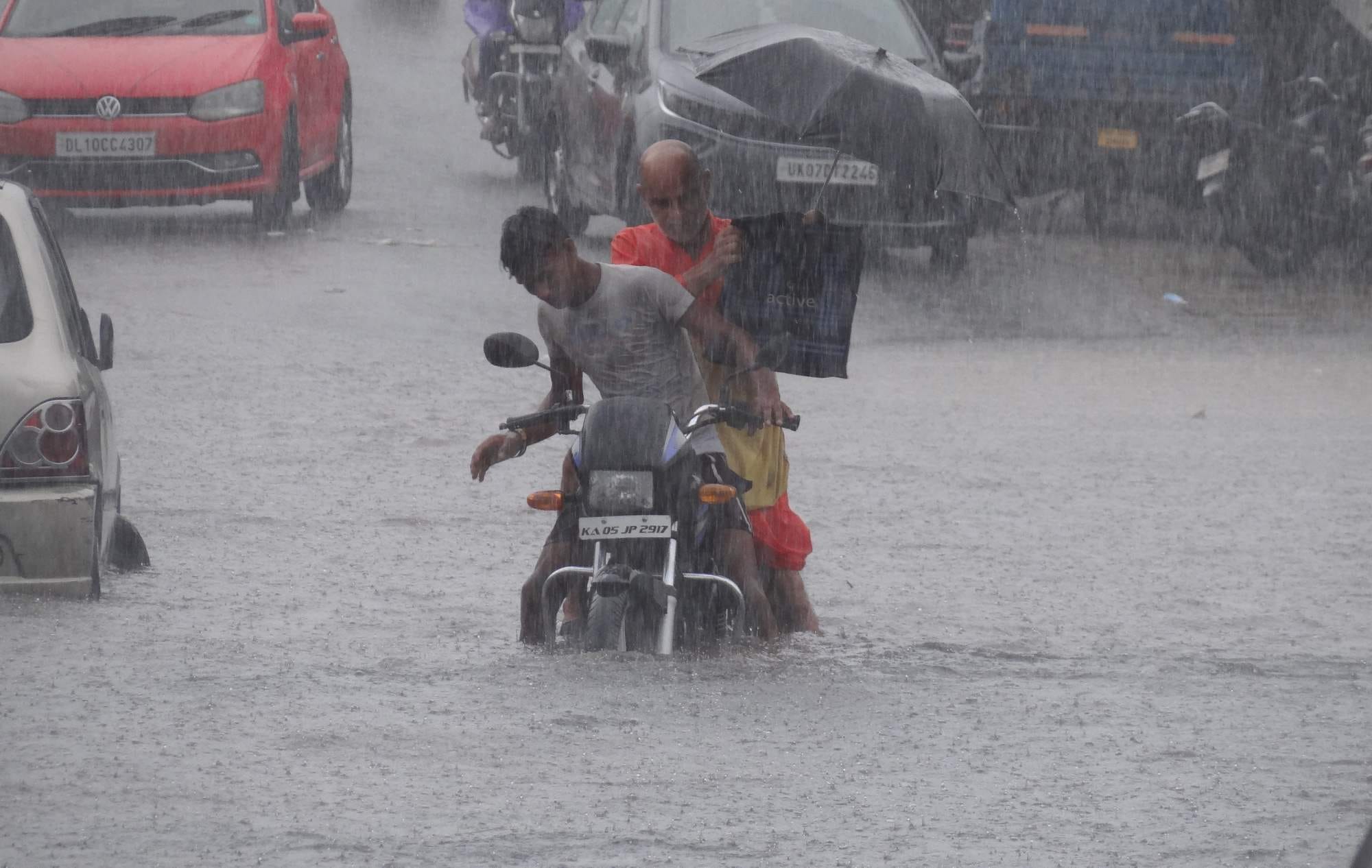Uttarakhand Weather Heavy Rainfall in Rishikesh city became a pond after waterlogging