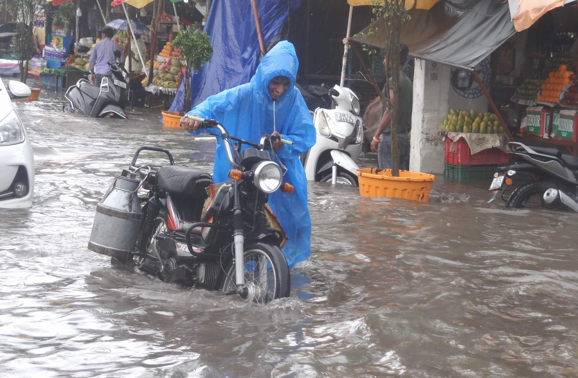 Uttarakhand Weather Heavy Rainfall in Rishikesh city became a pond after waterlogging